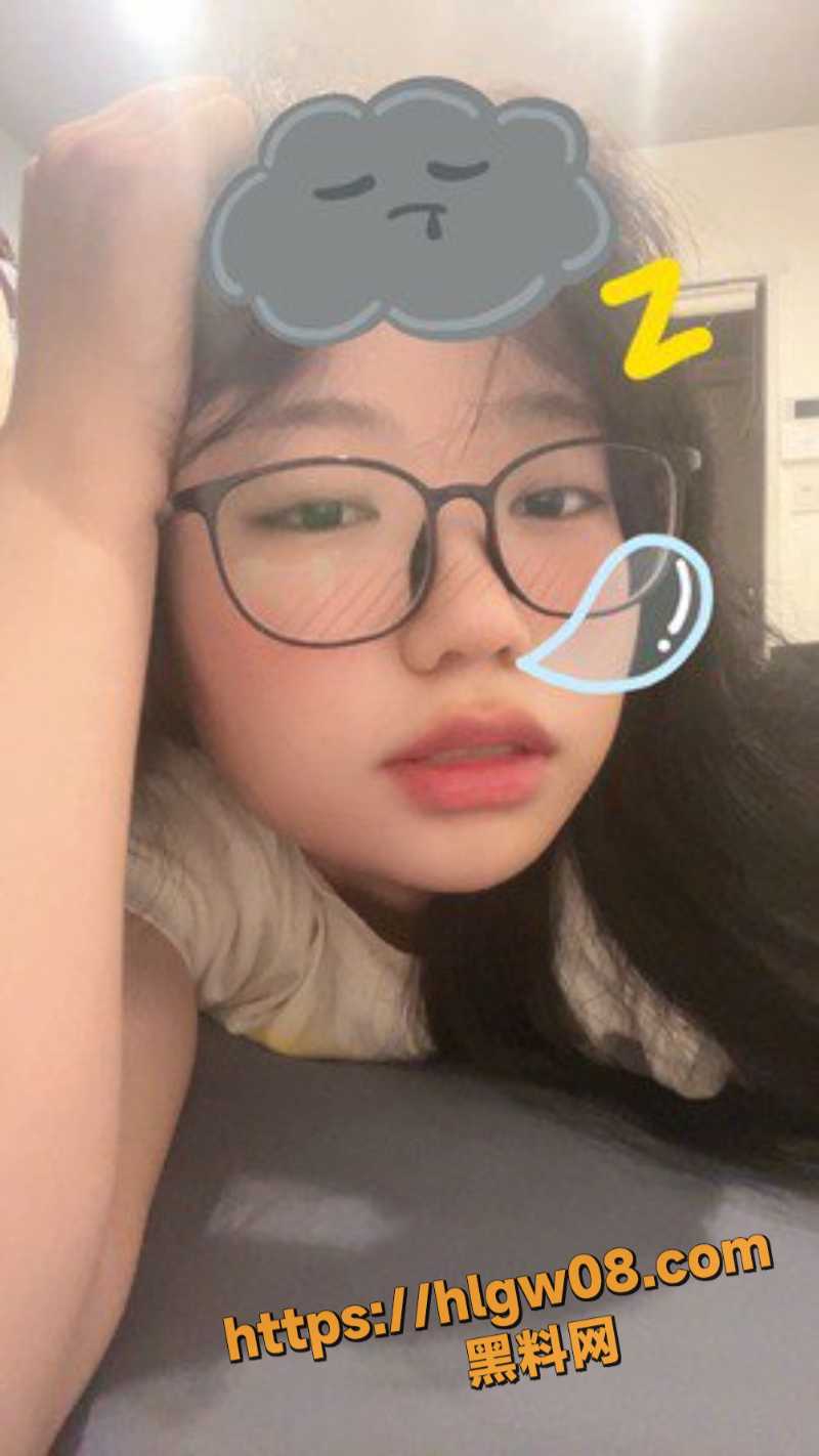 在读眼镜妹女大学生究极反差 女大学生 momocats 3P吃精毒龙野战 牛逼程度不亚于饥渴的熟妇