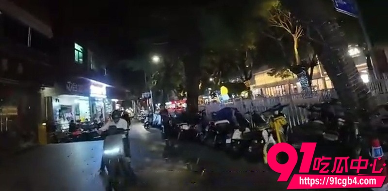 深圳福田城中村 夜探黑暗小巷 按摩SPA推油店一家接一家 黑丝学生服妹子后入啪啪浪叫连连实况1