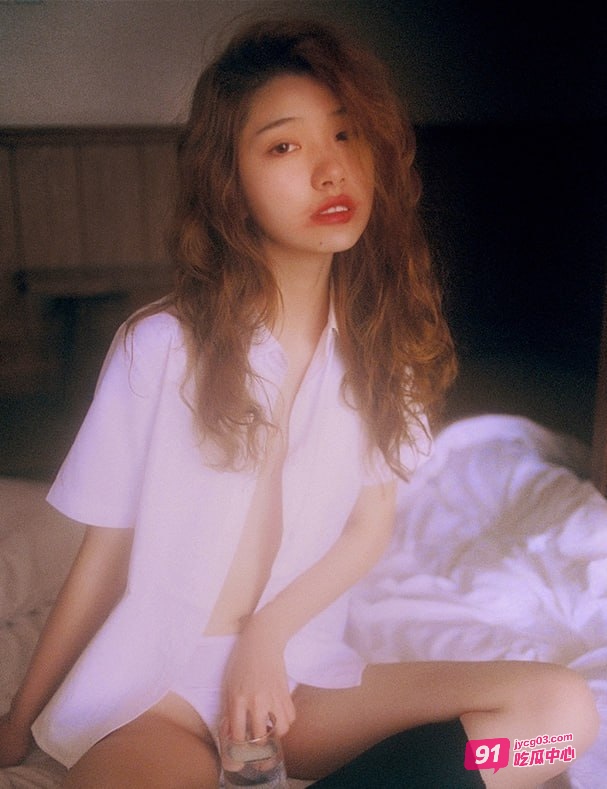 百万个垃圾桶早期露点照流出！写真嫩乳若隐若现～ 配图
