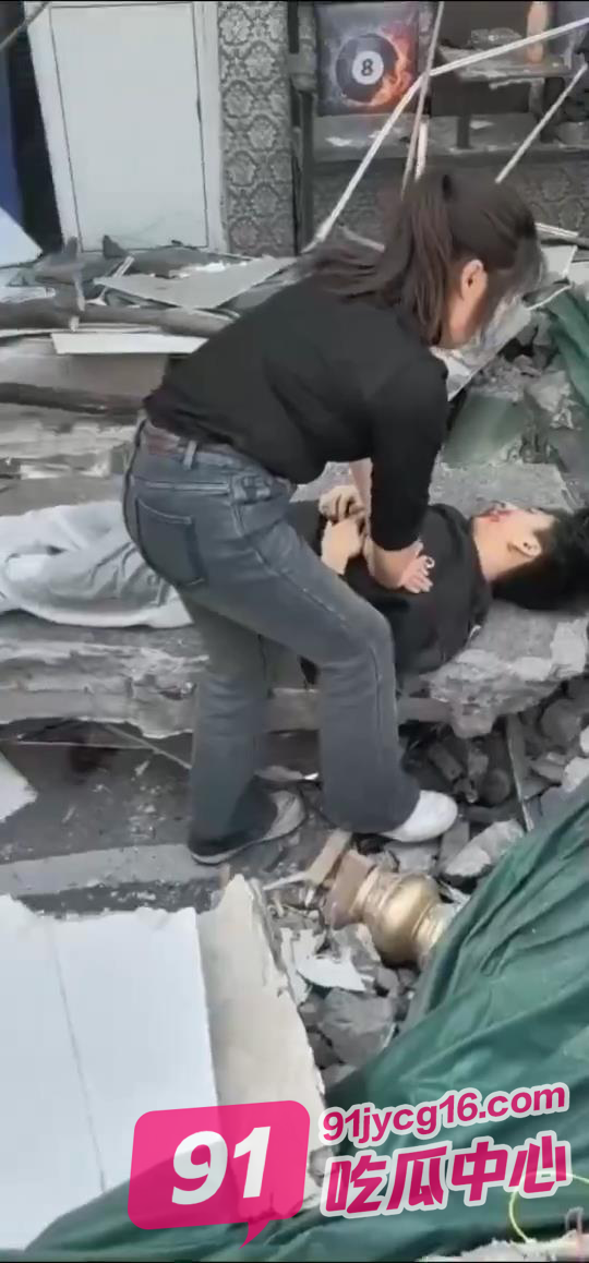 河南省沁阳市西万镇一家台球厅意外坍塌！现场救灾视频曝出！ 配图2