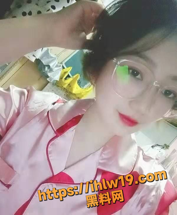 反差婊不分地域 西安小母狗 杨茜琳 玩远程网调 眼镜一戴上就是叠满Buff加成！