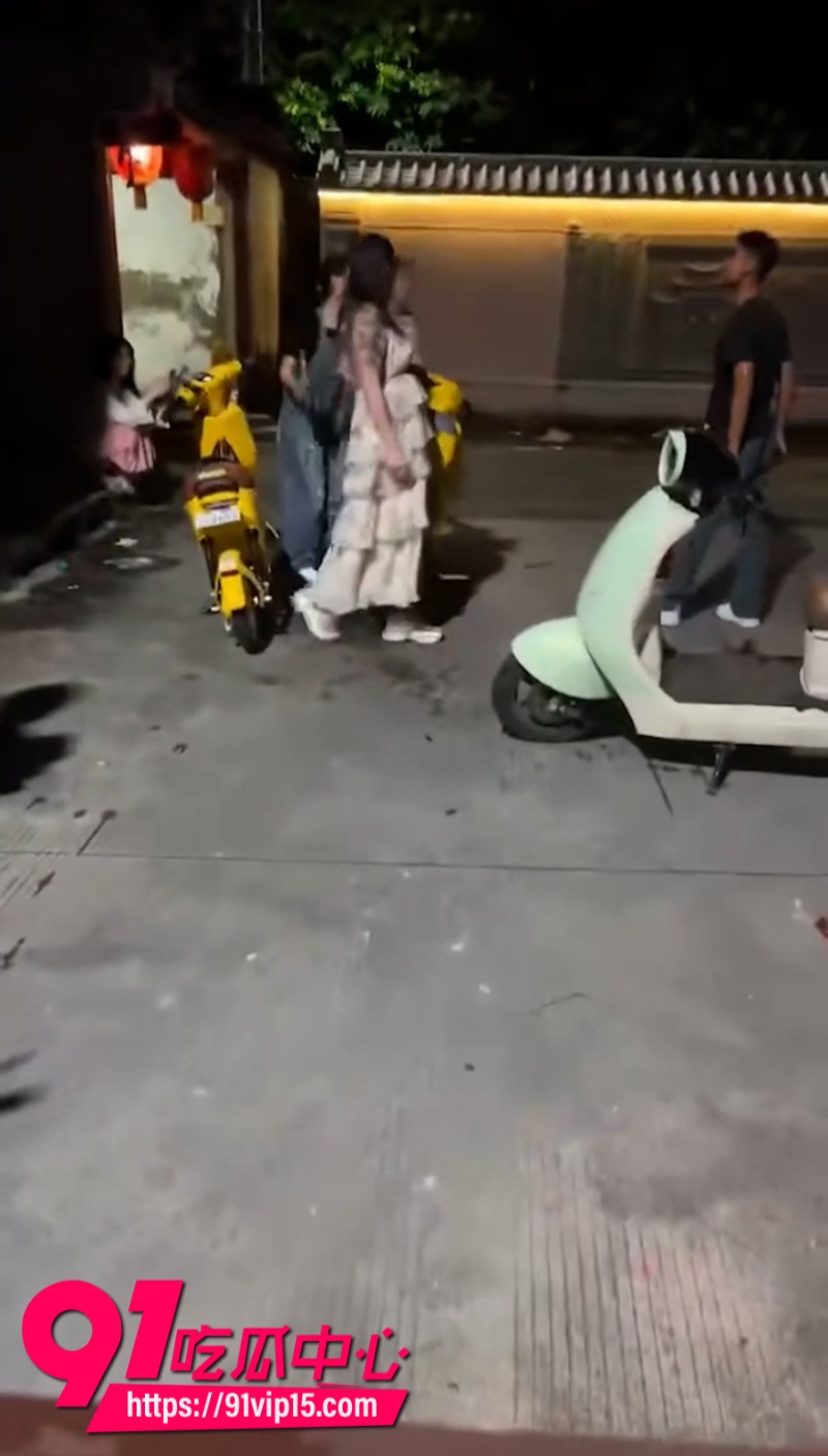 大哥跟小仙女发生冲突直接当街一打四画面异常精彩3