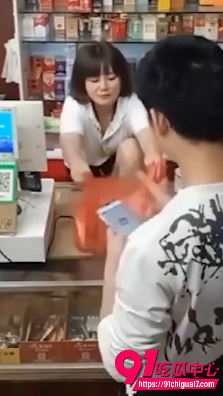 烟酒店熟女老板娘当众掀裙勾引顾客5