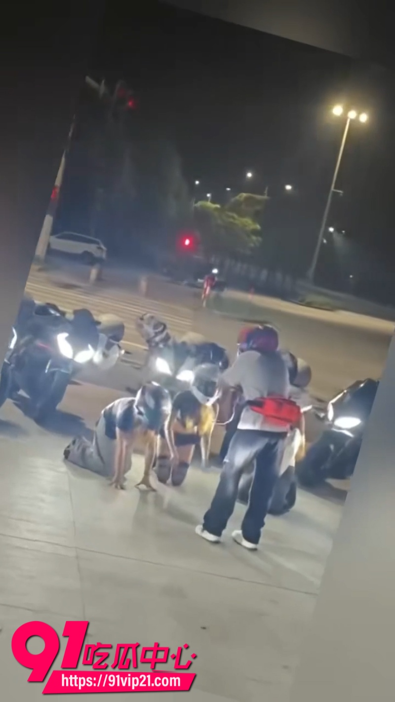 重庆街头调教热门吃瓜事件纹身机车少女被拴上狗链拉去户外调教跪地爬行完成主人的任务2 重庆街头调教热门吃瓜事件纹身机车少女被拴上狗链拉去户外调教跪地爬行完成主人的任务2