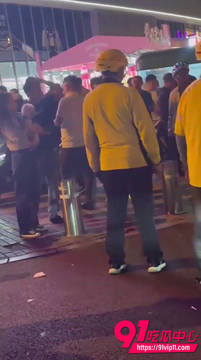 情侣嘲讽骑手不如狗事件 3
