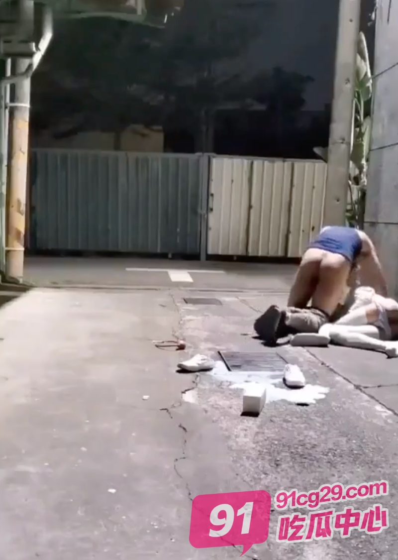 又一因醉酒被强暴的女子！小巷子里少女被压倒在地上 现场视频曝光！