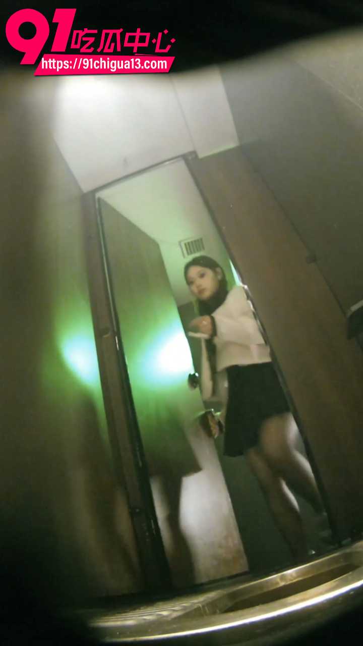 夜总会厕所紫光偷拍 丝袜大长腿骚妹翘臀尿尿 高跟黑丝美臀高撅
