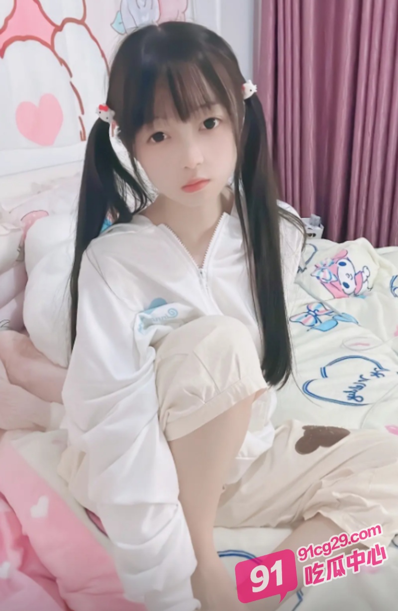 甜美萝莉直播上吊自杀 停止挣扎后出现尿失禁 看起来异常真实不像演的！