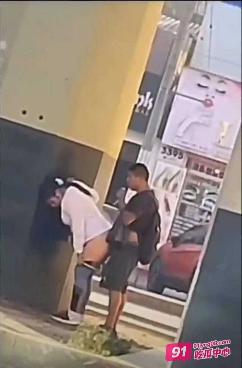 国外男女当街掏枪后入 现场画面传遍全球 公开后入口交视频曝光
