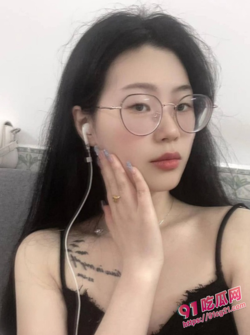 深圳龙岗人妻许昕惠 老公面前羞答答 兄弟那边骚开花！ 配图4