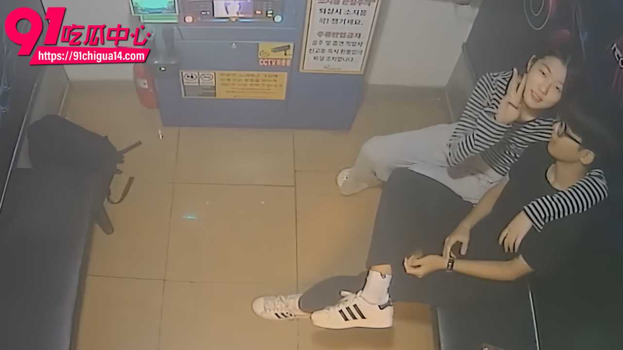 小情侣沙发上直接开干全程高清流出1 小情侣沙发上直接开干全程高清流出1