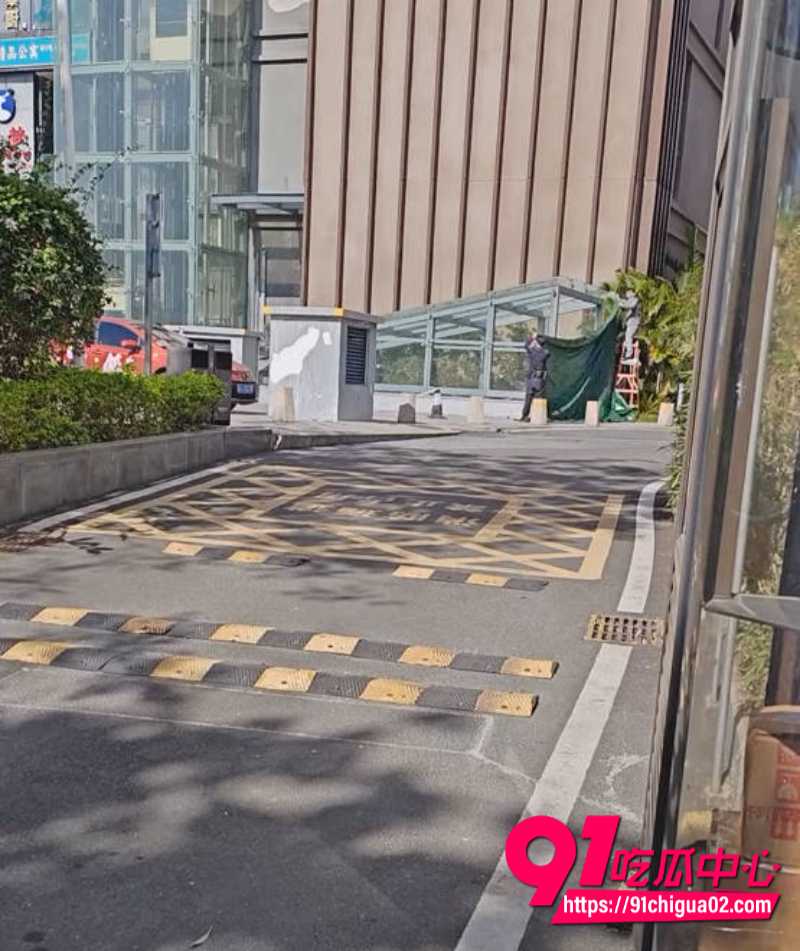 海口融创精彩天地女子跳楼6