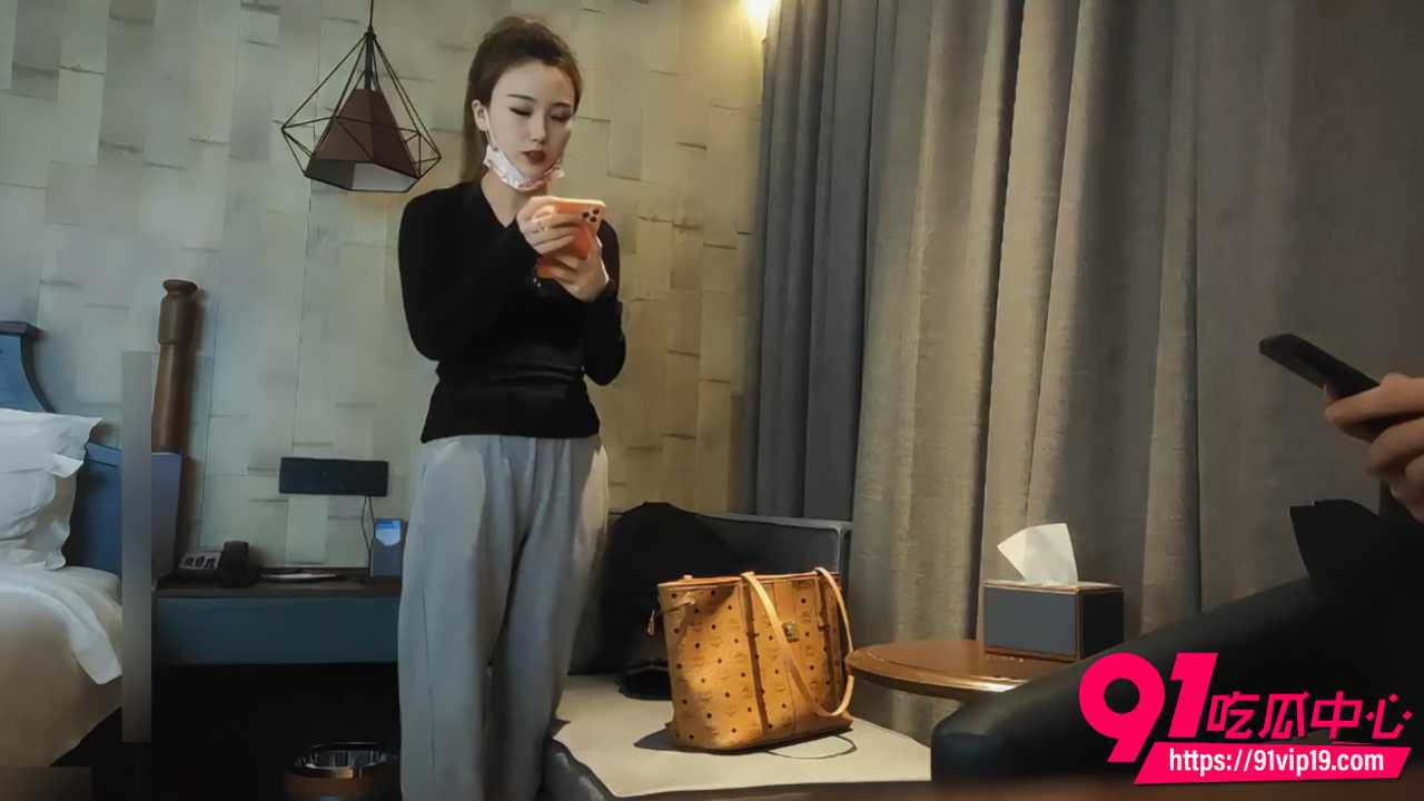 探花约极品外围妹子 白陪客人聊半天被摸逼洗澡 最后连车费都没给到手 空忙一场