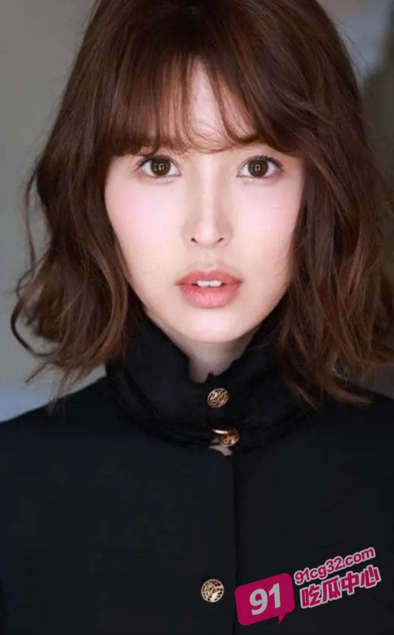 美女老师桥本葵被她只会撸管的男学生偷拍自慰视频威胁 教材室里被多男刺激轮奸！