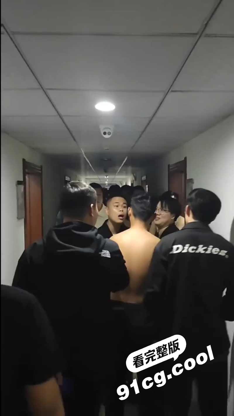 4月18日 辽宁丹东一职业技术学院学生会老师查寝放狠话 指着学生问谁不服