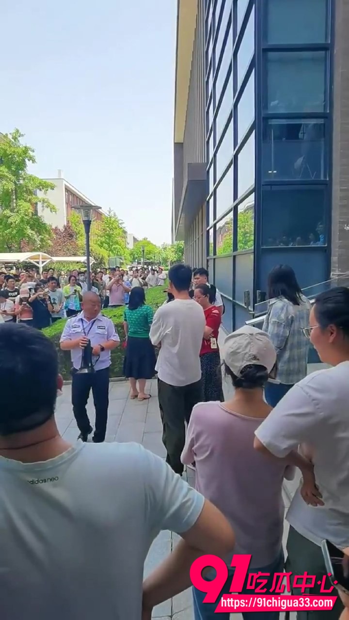 西安中软国际暴力裁员闹剧 程序员集体维权喊维护合法权益 现场维权视频流出