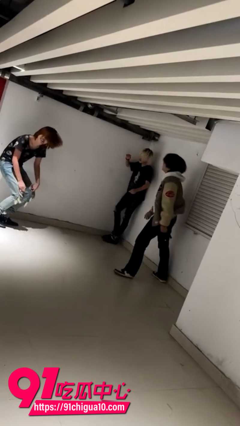 精神小伙打架霸凌现场13
