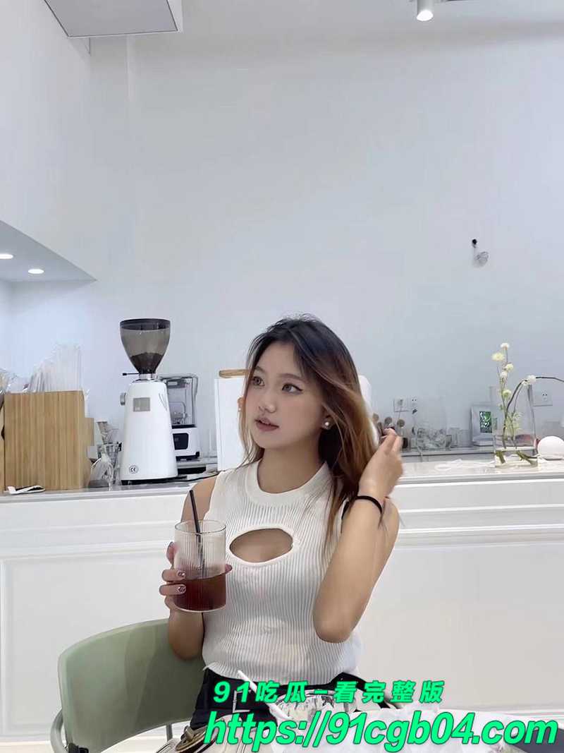 高颜值反差婊刘丽娜 调教视频流出疯传 平日女神跪舔变贱狗 翘臀求操汁水狂喷 第一视角感受后入爆顶骚穴！