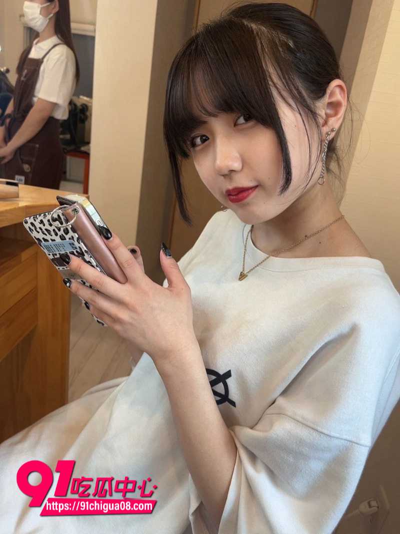 日本女大学生在公园厕所极限露出8