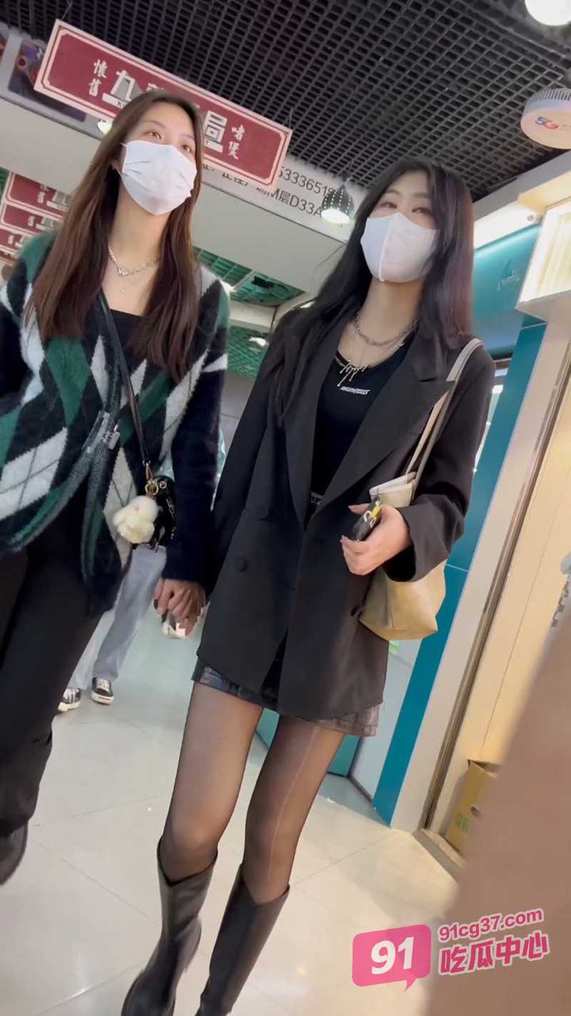 抄底大神偷拍 长筒靴黑丝、洛丽塔学妹 各种裙底风光太诱惑~ 配图2