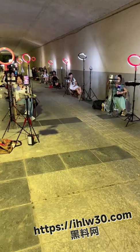 广西桂林网红一条街 下上演争宠戏码 各式主播席地而坐 搔首弄姿的叫着小哥哥