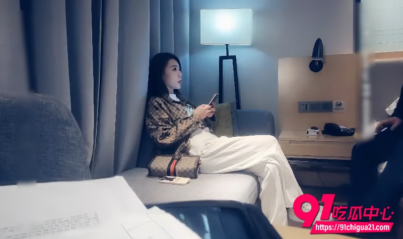 赵总寻花约炮长腿美女 酒店狂干各种姿势 腿软哭腔求饶超带感!