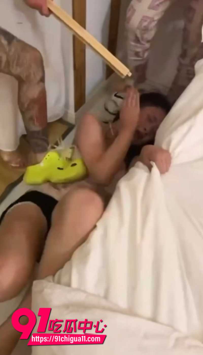 甘肃黑衣女大学生被精神小妹霸凌暴打6