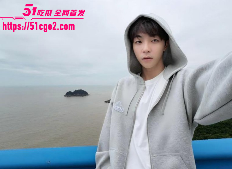 内娱男星陈立农片场袭胸张艺凡02 内娱男星陈立农片场袭胸张艺凡02