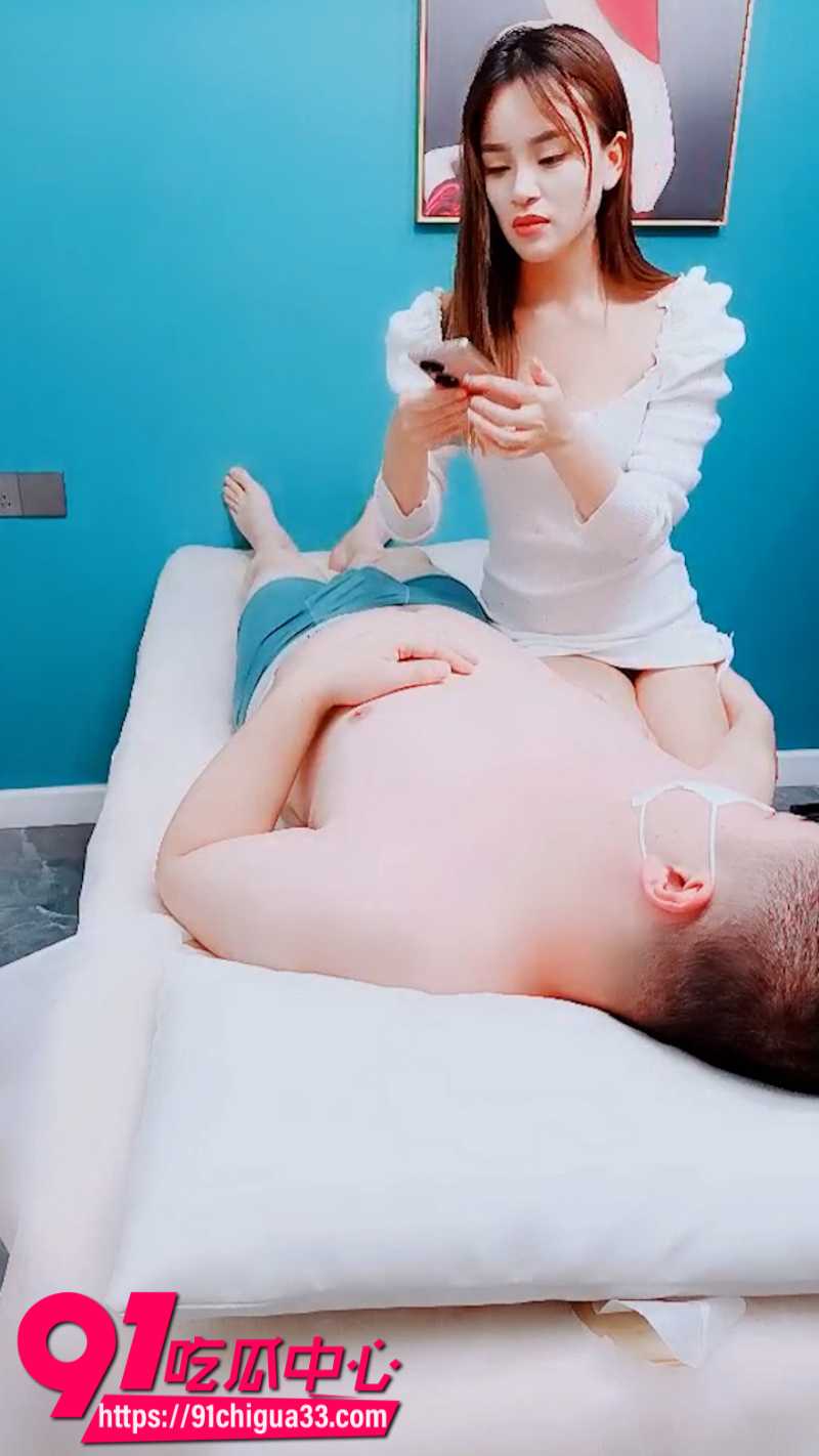 按摩店白嫩女技师提供特殊服务 嫩妹半推半就变极品骚货 女上位骑乘大鸡巴榨精