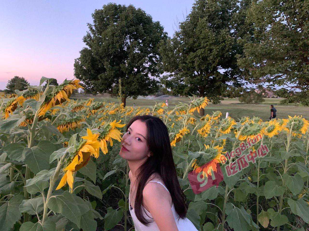 重庆师范学院女神郭婷婷～我暗恋的女神别人的母狗 一边后入还要一边舔脚