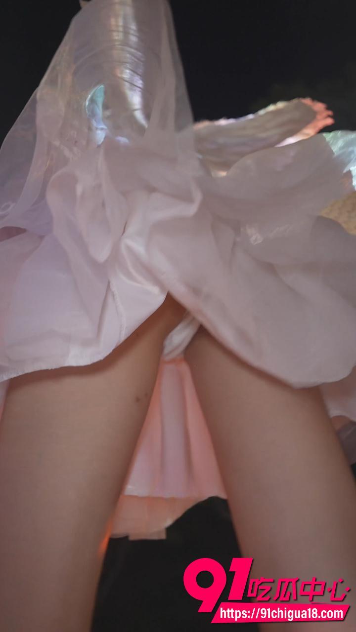 街拍抄底天使裙极品美女5 街拍抄底天使裙极品美女5