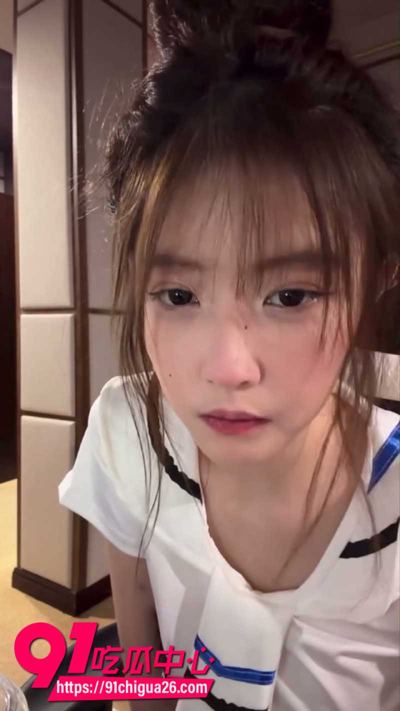 抖音847W粉丝女网红杀猪饲料直播走光2