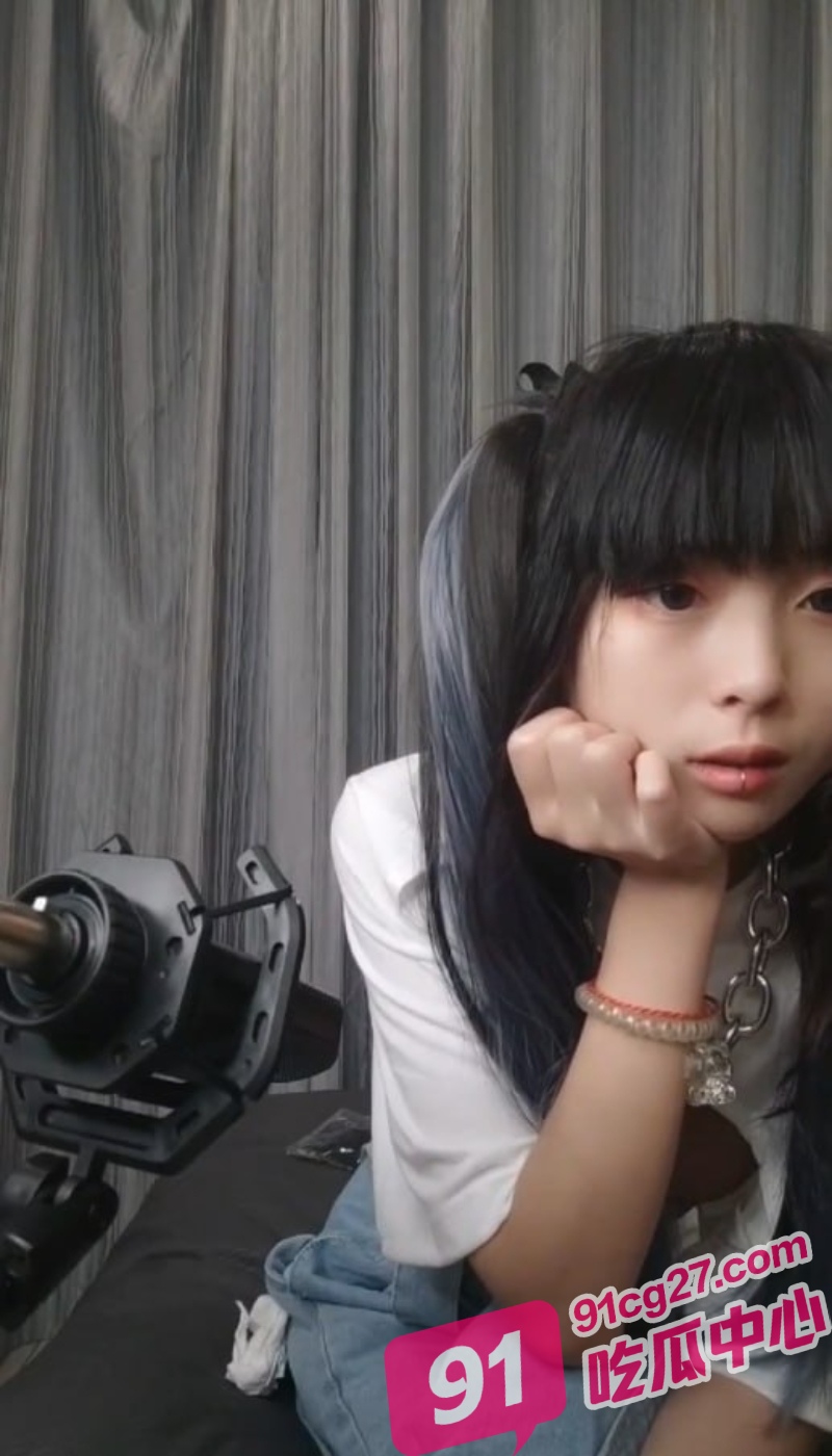 “哥哥轻点 逼逼都流血了” 双马尾妹妹下海3P被操哭 白虎嫩穴被轮流暴插!