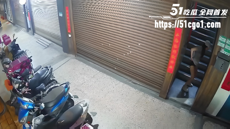 小仙女楼梯口拉屎1 小仙女楼梯口拉屎1