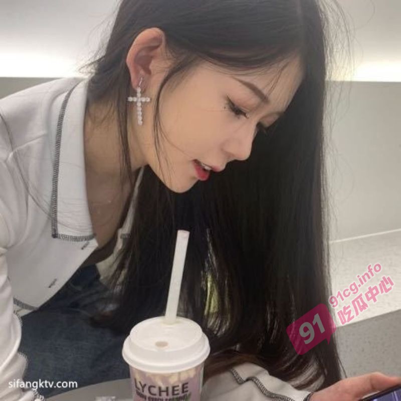 哈尔滨医科大学宁佳~私拍视频流出 母狗戴着眼镜吃鸡吧 一脸享受的样子~