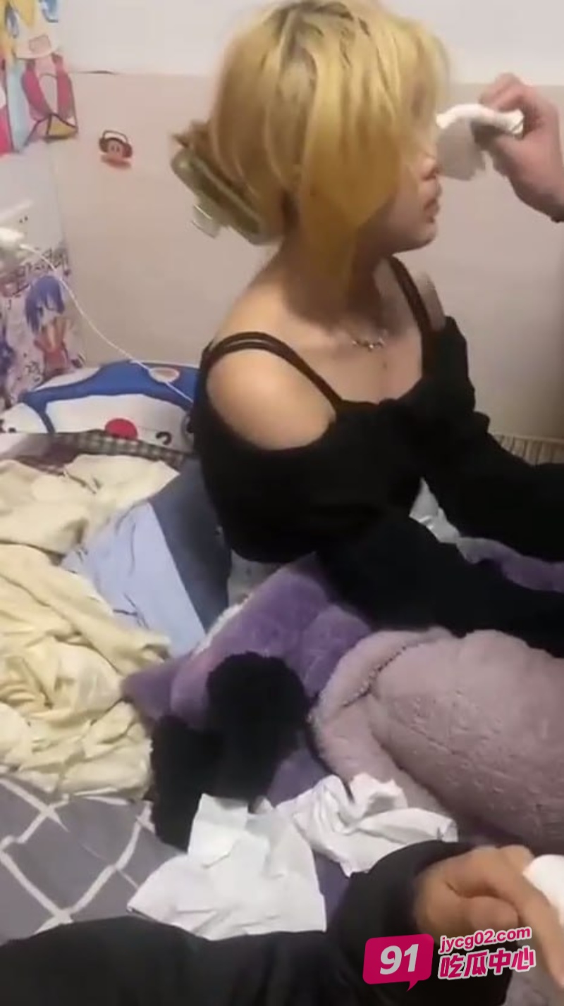 每日捉奸现场！精神小妹偷吃闺蜜男友 一顿巴掌都便宜了！ 配图