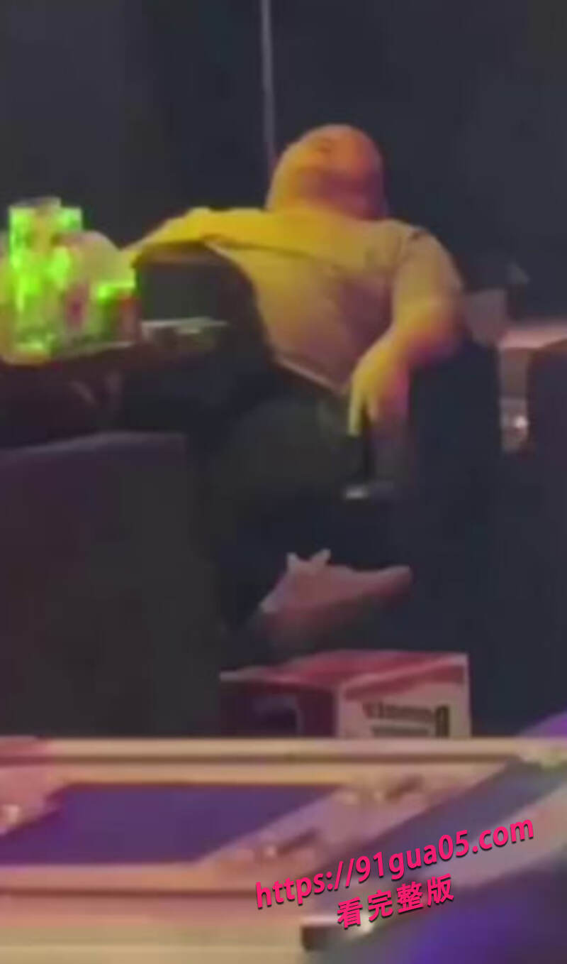 美少女酒吧疯狂输出 工作人员前来劝阻都置之不理～