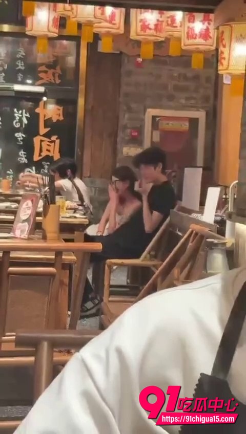 眼镜妹餐厅摸男生鸡巴视频3