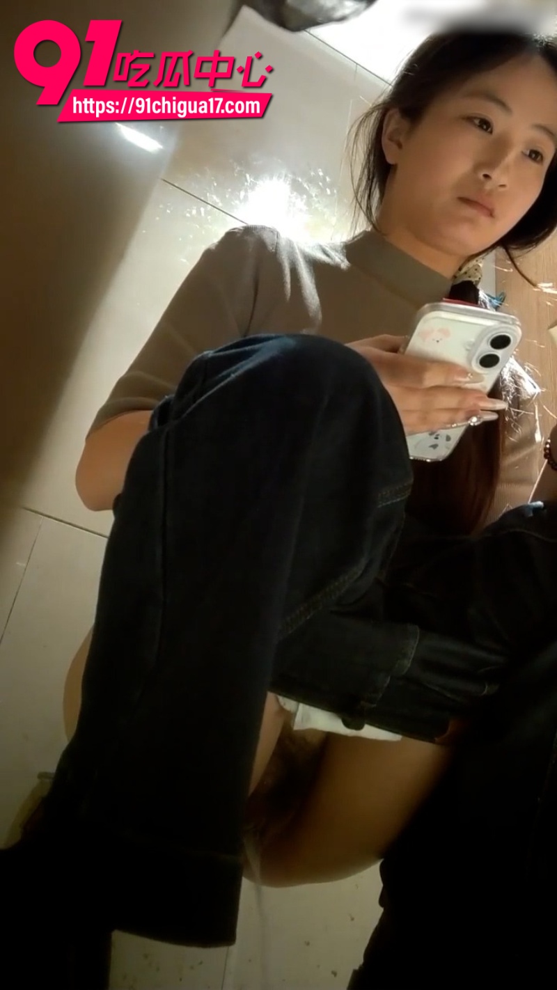 厕拍大神在酒吧女厕所偷拍女神尿尿10