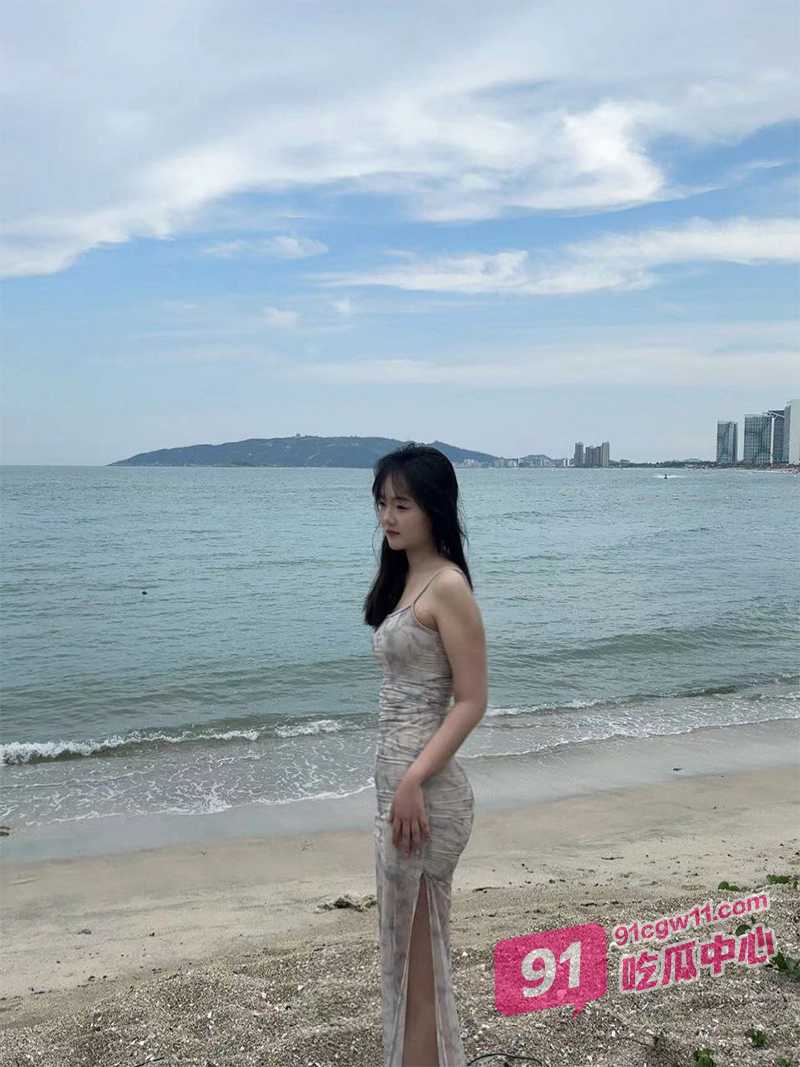 三个年轻小伙带极品身材骚妻 酒店举行淫趴狂欢 客厅沙发干到卧室 互换互玩场面超刺激！ 配图2