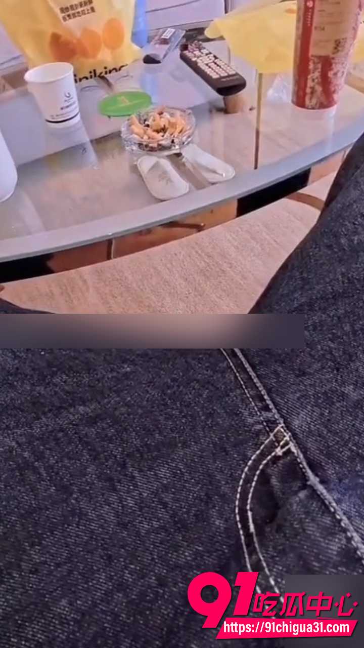 海角乱伦母子酒店再战 昨晚操到很晚今早又把骚妈按在椅子上狠干 屁股红肿鸡巴直捅