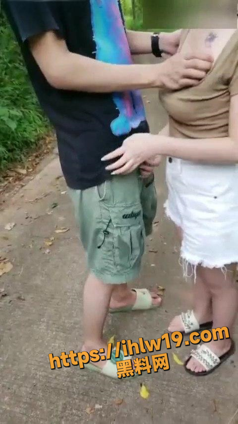 成都两骚货姐妹花山间户外勾引爬山的路人 幽静小山路上一个负责拍摄一个负责献神给路人大哥！