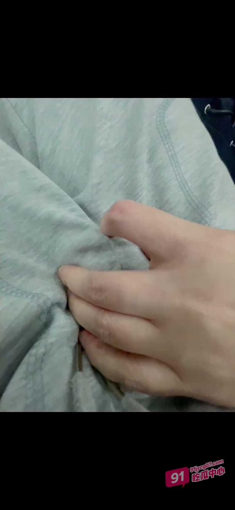 「母子乱伦」听隔壁情侣做爱 来感觉给老妈伺候到舒服的不行！ 配图3