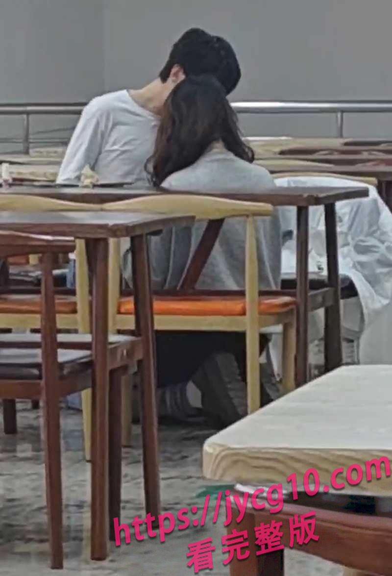 河南工大情侣食堂甜欲失控 亲密画面引爆全校热议 配图
