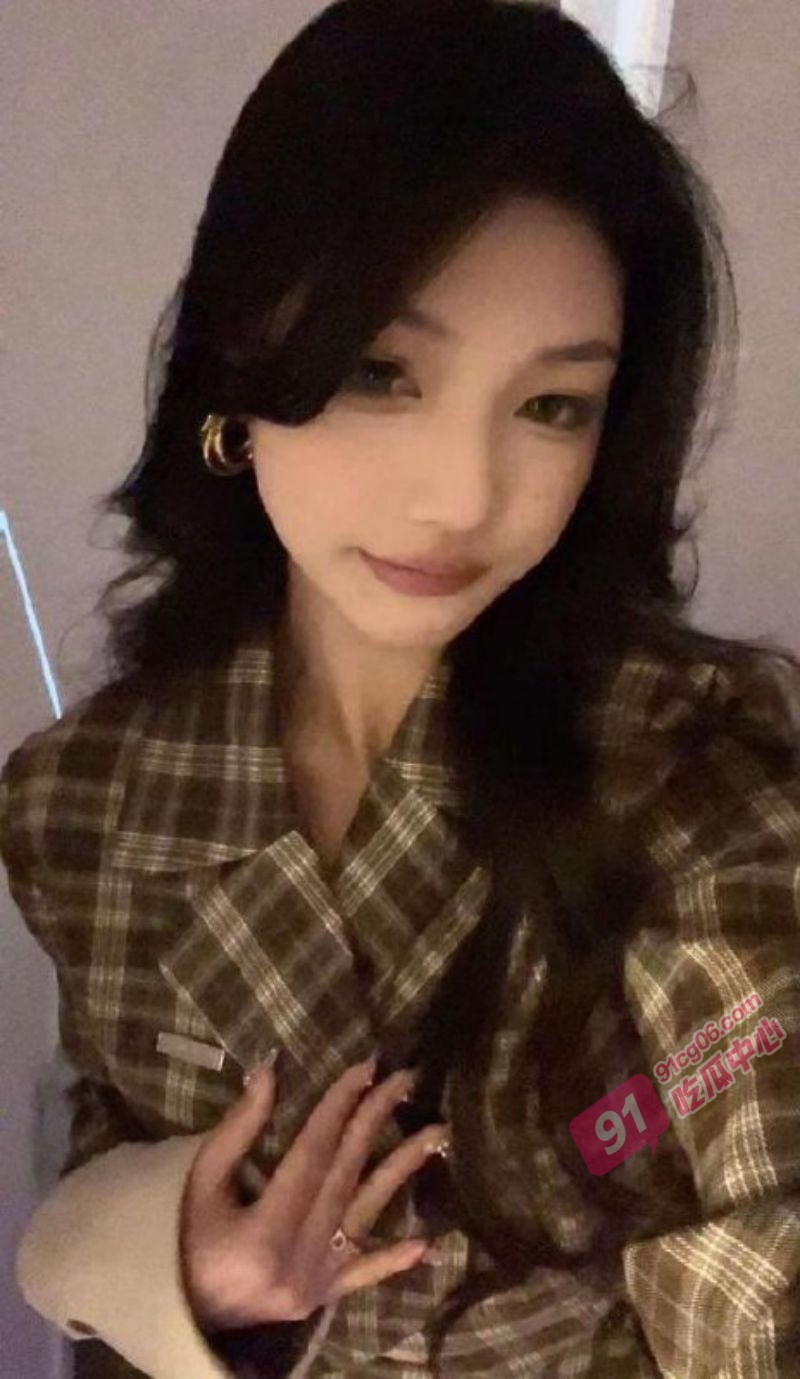 浙江传媒学院学姐婷婷的疯狂一面~全程自动女上位 猛的摩擦大屌！