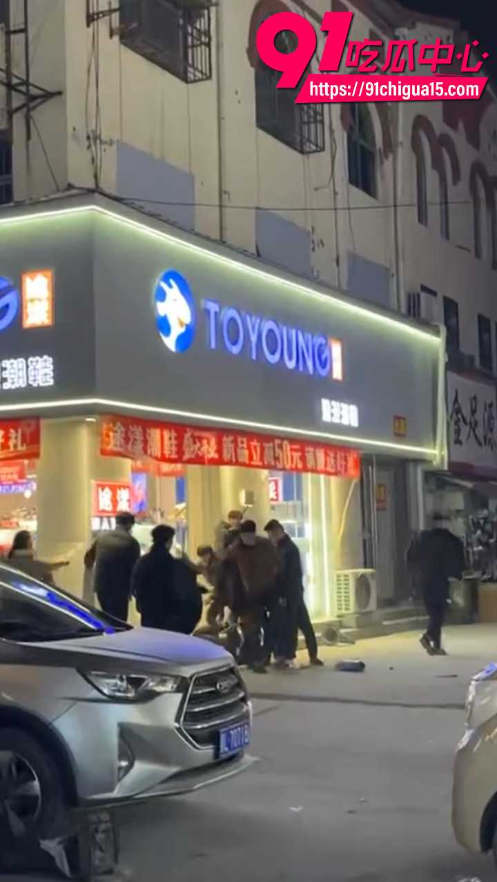 山东菏泽曹县精神小伙群殴白衣男1