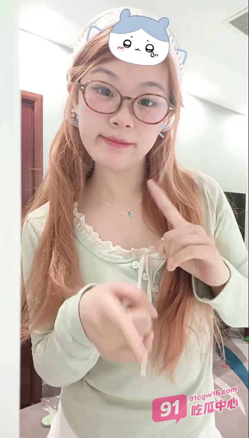上海反差眼镜娘李琦～外表纯良内心里淫荡 口活舌功天花板存在！