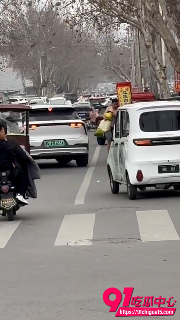 山东费县二中门口惊现裸男4