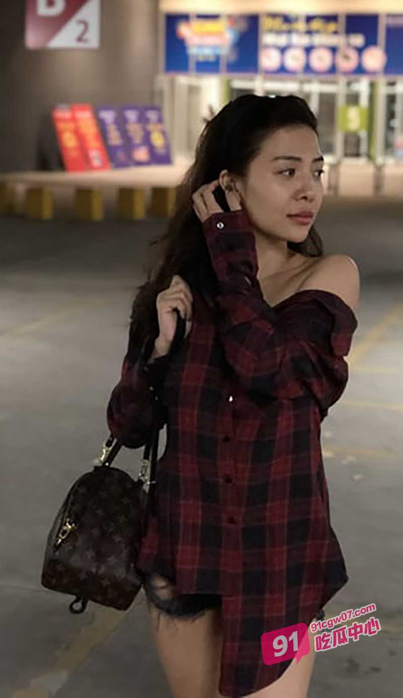 留学生何雨思与老外男友私密视频曝光 床上深喉口交激情做爱 销魂表情太撩人啦！ 配图2