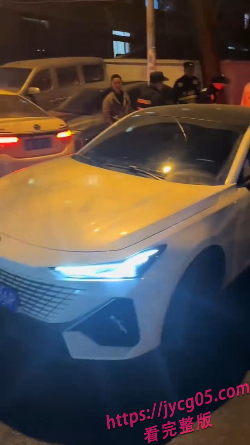 大妈抢车位硬刚警察半小时！对峙全程离谱对话！ 配图4